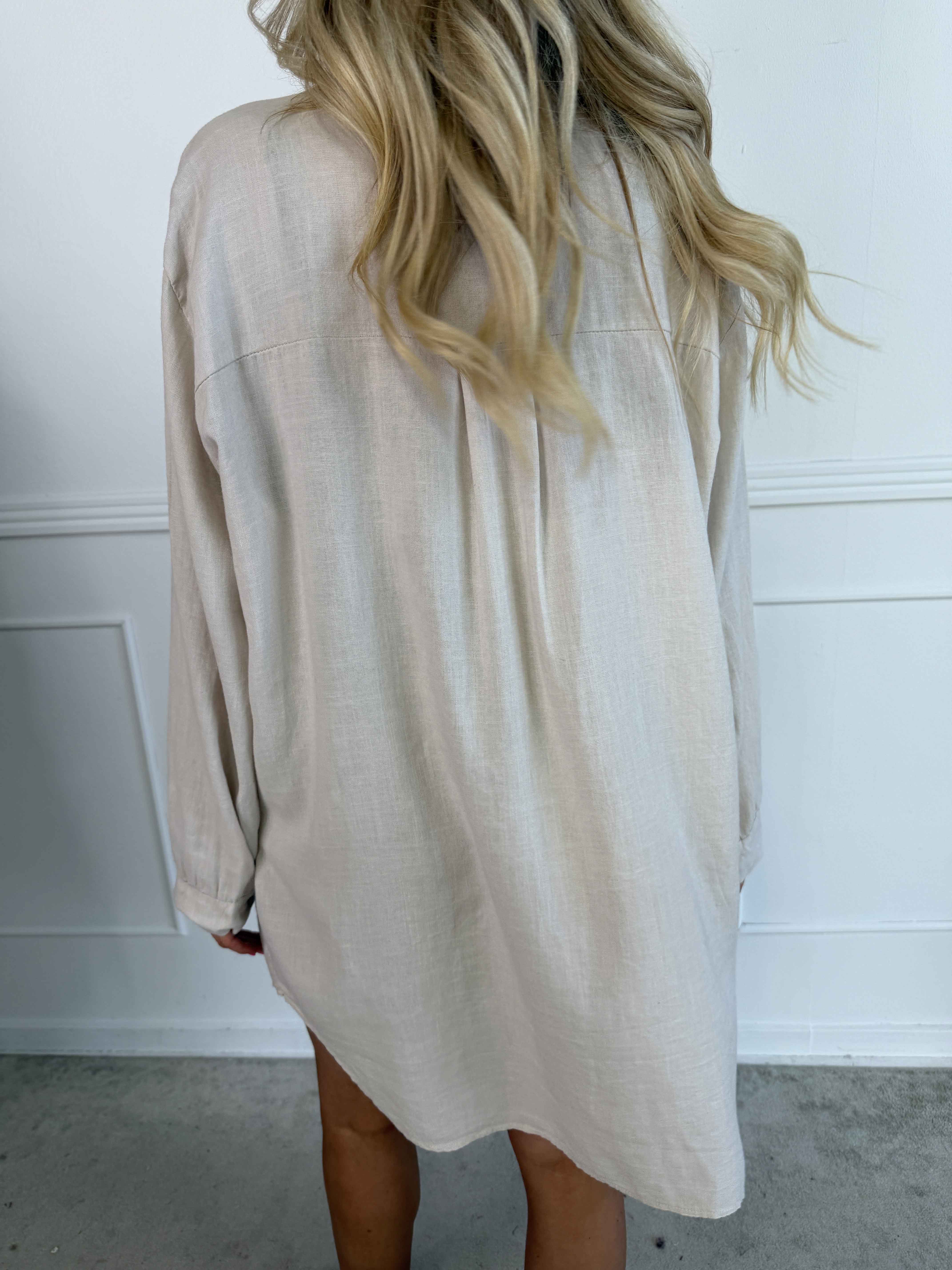 Clara Dress - Plus size skjortekjole i viskose og hør